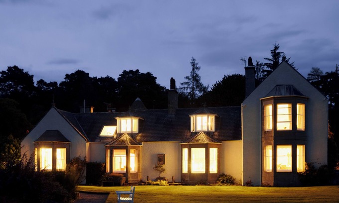 Elgin Cabina | Lochside Luxury: Historic Home with Stunning Scottish Woodland Views