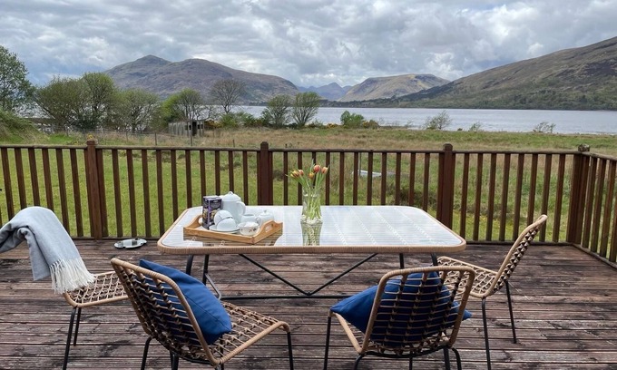 Fort William Chalet De Esquí | Lochside Luxury. Wood burning stove. Huge deck. En-suite. Lots of parking.