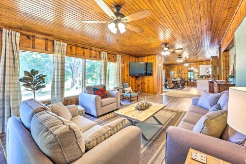 Grove Casa | Lochview Lodge Idyllic Farmhouse in Grove!