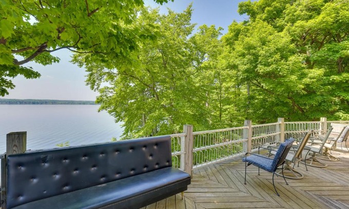 Teall Beach Casa | Lockes Glen - Lakefront Geneva Getaway with Dock!