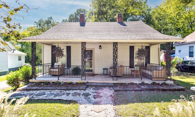 Rock Hill Casa | Loco Motive- Renovated House in Aragon c.1940 Near Winthrop & Glencairn Garden