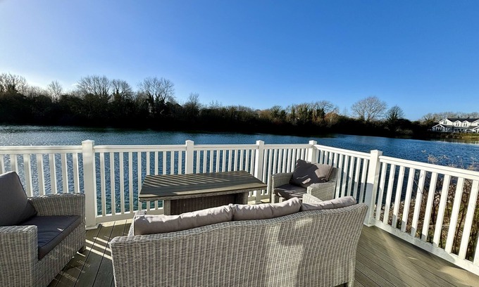South Cerney Cabina | Lodge 66 Spring Lake Perfect Family Holiday Retreat in the Cotswold Water Park.