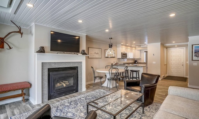 Stowe Area Condominio | Lodge Condo 16: 2 br, a/c, summer pool, fireplace, free ski shuttle!