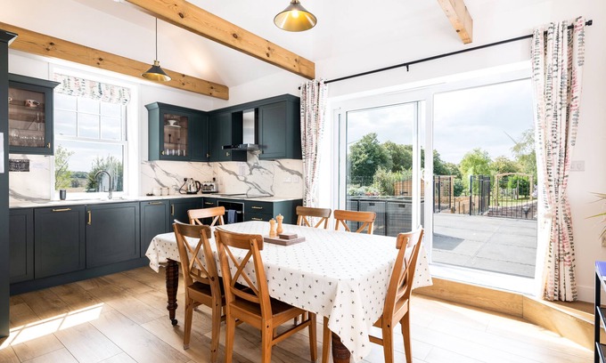 Pevensey Casa | Lodge Cottage - Farm Estate with Private Lake & Reservoir