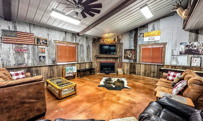 Greenwich Cabina | Lodge Country Retreat bird watching Outside patio fire pit sunsets