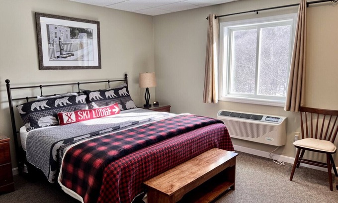 Lincoln Apartamento | Lodge Hotel H1 · Cozy Hotel room w/pool & gorgeous view of Loon Mtn