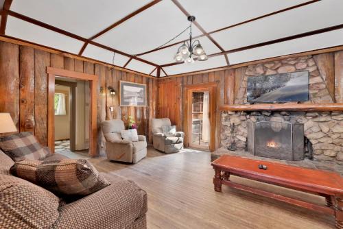 Big Bear Lake Complejo | Lodge House-Family Cabin with Pool Table by Big Bear Vacations