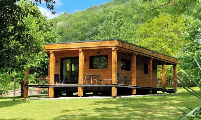 Foix Chalet De Esquí | Lodge in a green setting. Panoramic view of the castle and mountains.