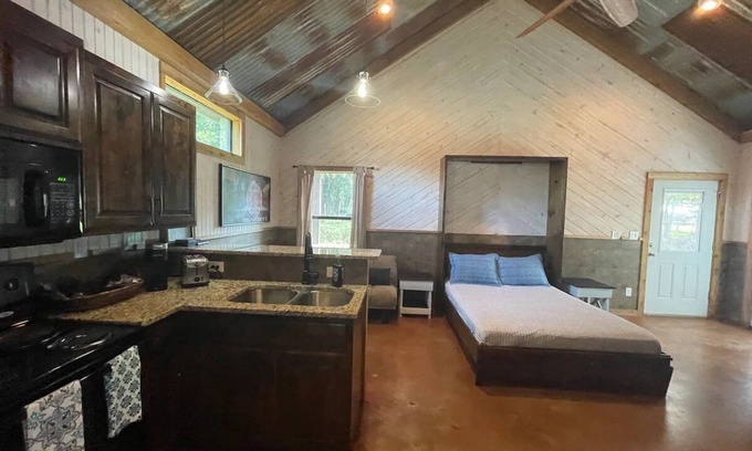 Bandera Cabina | Lodge on Main st-Bandera America!!