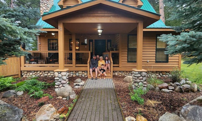 Saddlestring Cabina | Lodge on Ponderosa. 4 sleeping areas. 2 Bathrooms. WiFi, fireplace, office