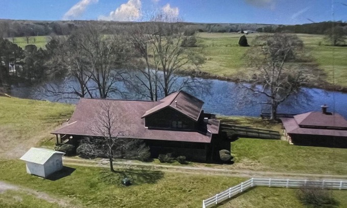 Pine Mountain Cabina | Lodge on the lake inside a family farm 2 or 5 bedroom