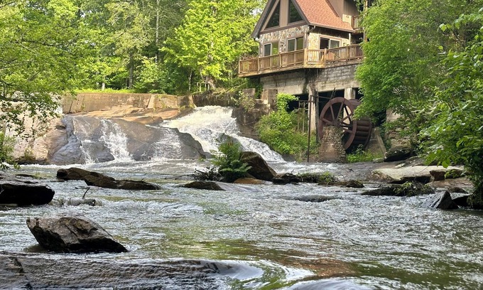 Tamassee Cabina | Lodge on the Waterfall!