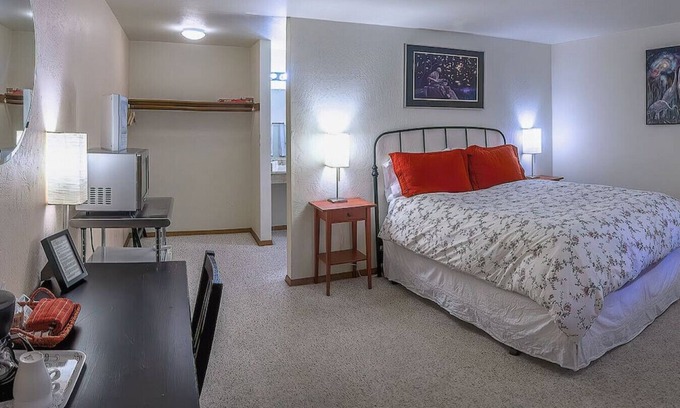 Ashland Hotel | Lodge Room 6 at Green Springs Inn