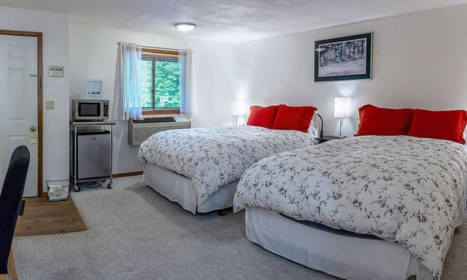Ashland Hotel | Lodge Room 7 at Green Springs Inn