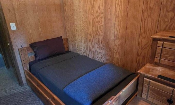 Saddlestring Casa | Lodge Room Twin Bunk (Room #8)