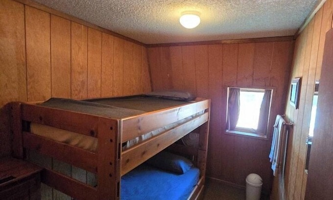 Saddlestring Apartamento | Lodge Room Twin Bunk (Room #7)