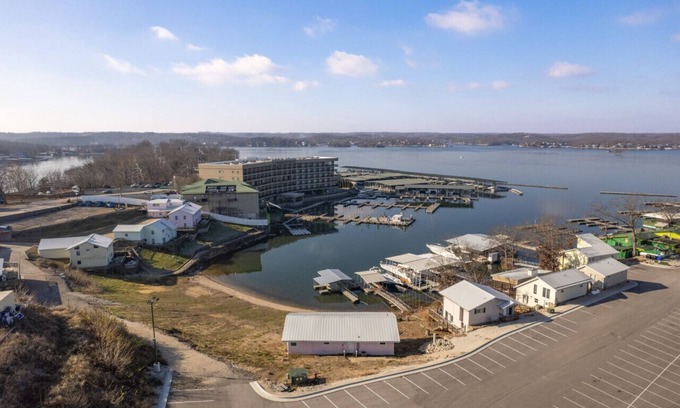 Lake Ozark Cabina | Lodge Sleep 16- Bachelor/Bachelorette Parties Welcome!