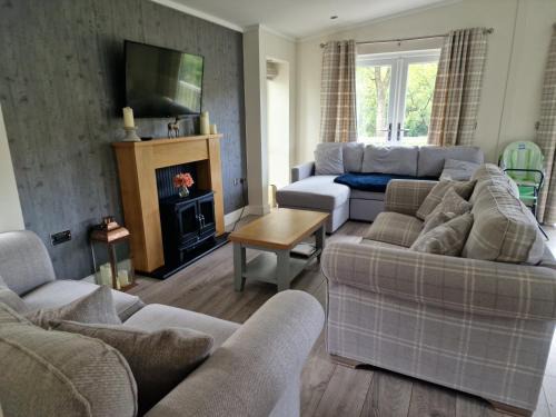 Llanfair Caereinion Casa | Lodge - Sleeps 6 hot tub & pet friendly