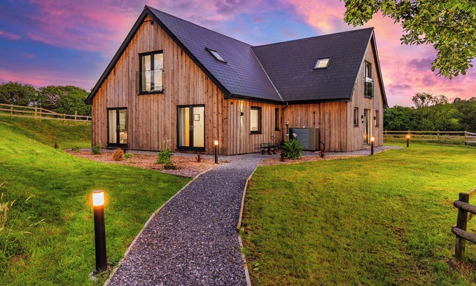Llanelli Casa | Lodge with hot tub ! 10 mins to beach