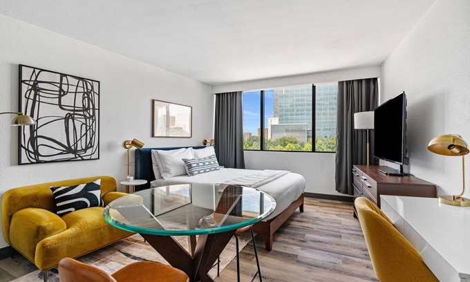 Greenway Plaza-Upper Kirby Apartamento | Lodgeur | Bright studio w/ desk | Upper Kirby
