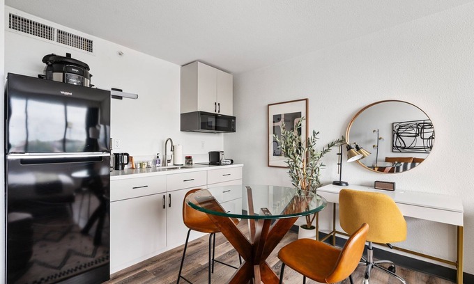 Greenway Plaza-Upper Kirby Apartamento | Lodgeur | Studio w/ fast WiFi & desk | Upper Kirby