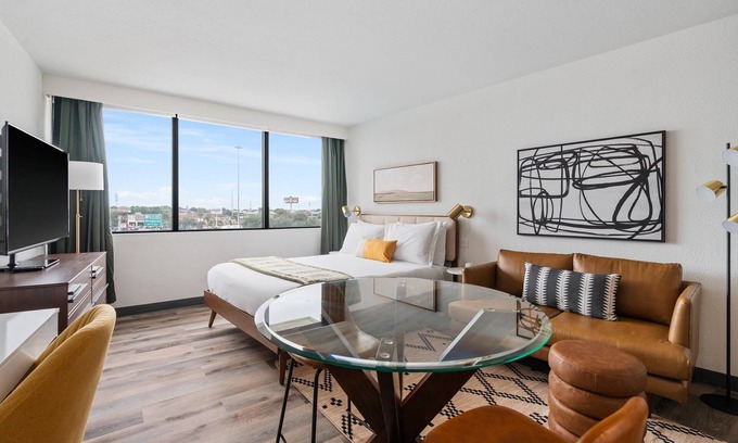 Greenway Plaza-Upper Kirby Apartamento | Lodgeur | Studio w/ gym & pool | Upper Kirby