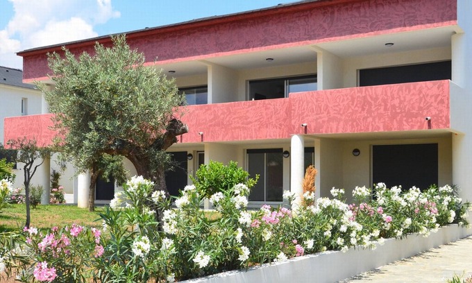 Santa-Lucia-di-Moriani Apartamento | Lodging on the beach,100 mt away,A/C, pool, restaurant,children play ground