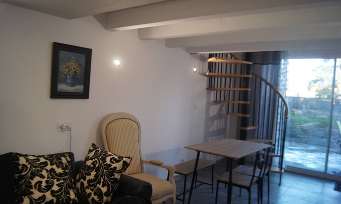 Castres Casa | Lodging in a fenced park with wifi, air conditioning and free Netflix.
