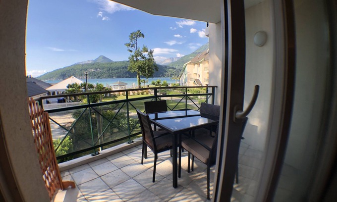 Duingt Apartamento | Lodging with terrace ON LAKE, in residence with PRIVATE BEACH and pontoon