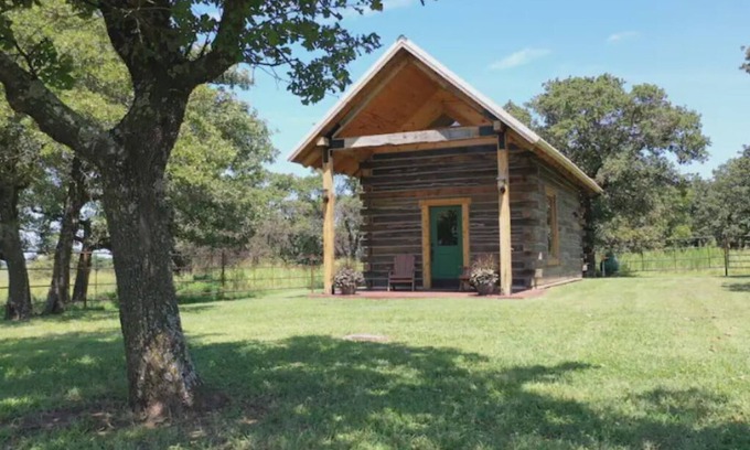 Pawhuska Cabina | Loft cabin close to Pioneer Woman's Mercantile