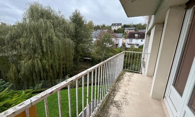 Lisieux Apartamento | Loft calme sur la rivière avec parking