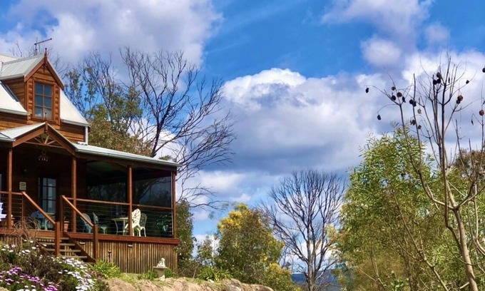 Wyberba Chalet De Esquí | Loft Haven at Girraween Full house 1 bedroom with queen bed near National Parks