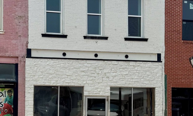 Litchfield Apartamento | Loft Living - Small Town Charm 3-bedroom loft in beautiful Downtown Litchfield