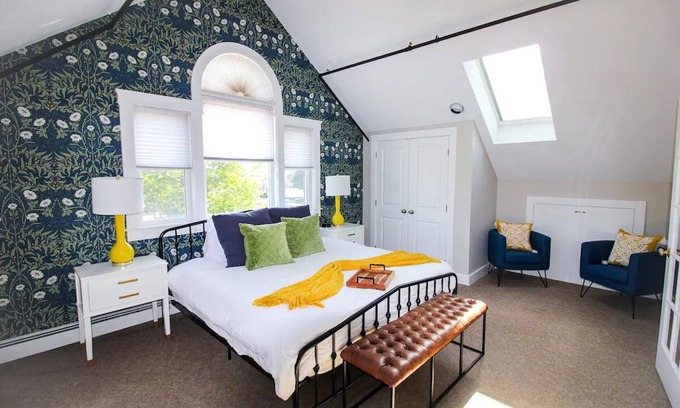 Gloucester Apartamento | Loft on Main - DWTN, Beach, PVT Deck, Coffee Bar