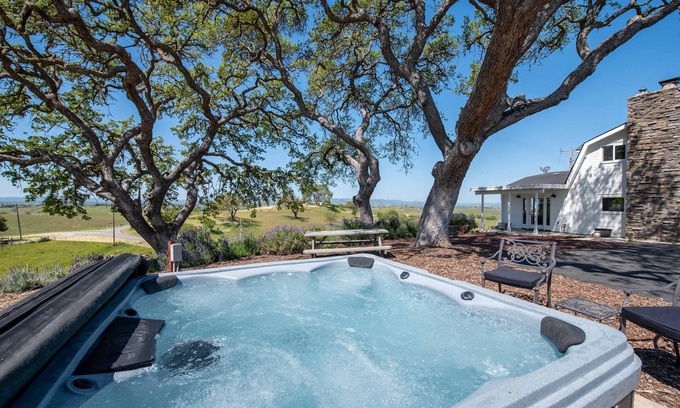 Paso Robles Casa | Loft on Vineyard Estate w/360 Views and Hot Tub!
