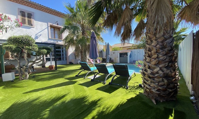 Vias Casa | Casa estilo loft con piscina a 2km de la playa.