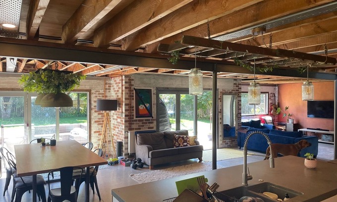 Lynmore Casa | Loft Style Living Close to Redwoods, bar, bakery. Perfect for Family's, MBikers.