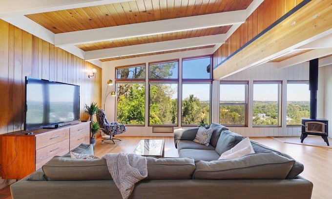 Benton Tract Casa | Loft View 53 :: Central Style