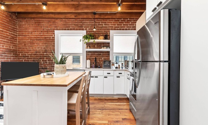 Crossroads Arts District Apartamento | Loft + Walkable to Downtown + Parking
