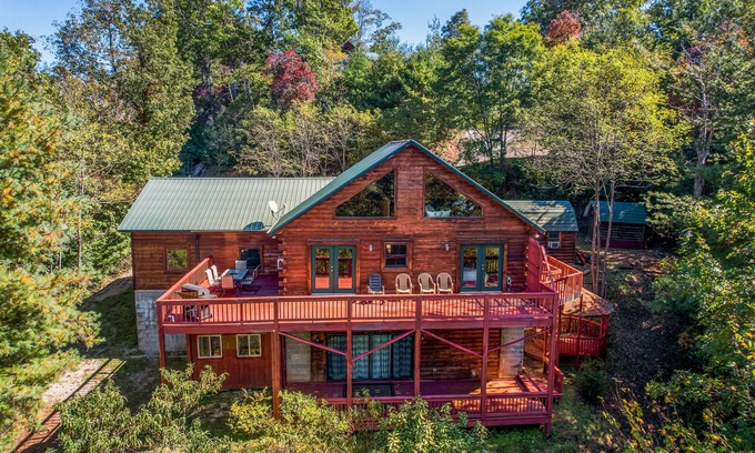 Whittier Casa | Lofted cabin in the trees with private pool table, washer/dryer, & full kitchen