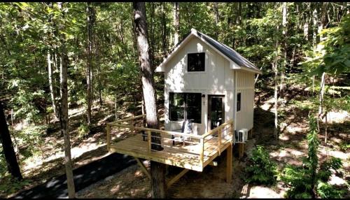 Groveoak Casa | Lofted Romantic Tree House Immersed in Nature in Alabama
