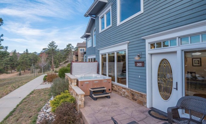 Stanley Hills Condominio | Lofted two-bedroom condo with outdoor hot tub and killer mountain views!