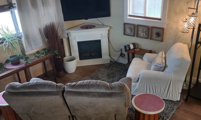 Nampa Cabaña | Lofted Urban Farmhouse Cottage Near Downtown Nampa, NNU, and Idaho Center Arena