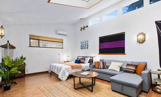 Richmond Highlands Apartamento | Loftium | Hidden Shoreline Gem Studio Near Richmond Beach!