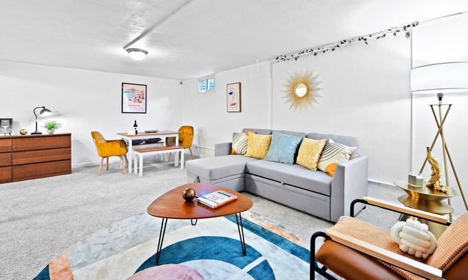 Harvey Park Apartamento | Loftium | Lovely & Sleek 2 BR Suite In Harvey Park!