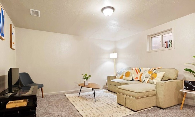 Harvey Park South Apartamento | Loftium | Newly Renovated, Charming 2br 1ba Private Suite
