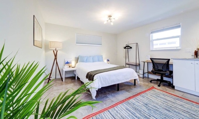 Phinney Ridge Apartamento | Loftium | Sunny Studio+Kitchenette just Steps to Green Lake!