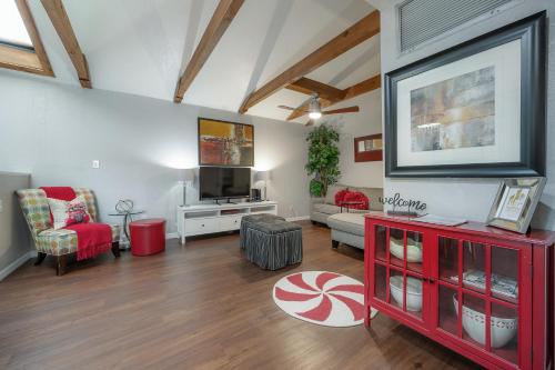 Old Seminole Heights Casa | Lofty AF Hip Hideaway