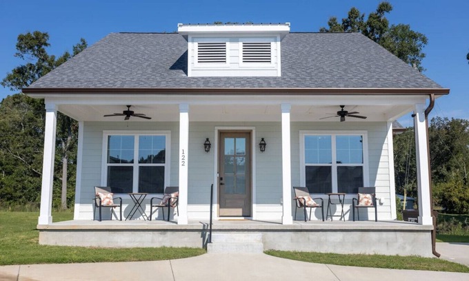 Greenwood Casa | Lofty Lakeside Cottage – 2 BR, 2.5BA, Sleeps 8!