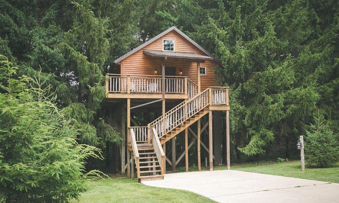 Millersburg Casa | Lofty Willows Treehouse by Amish Country Lodging